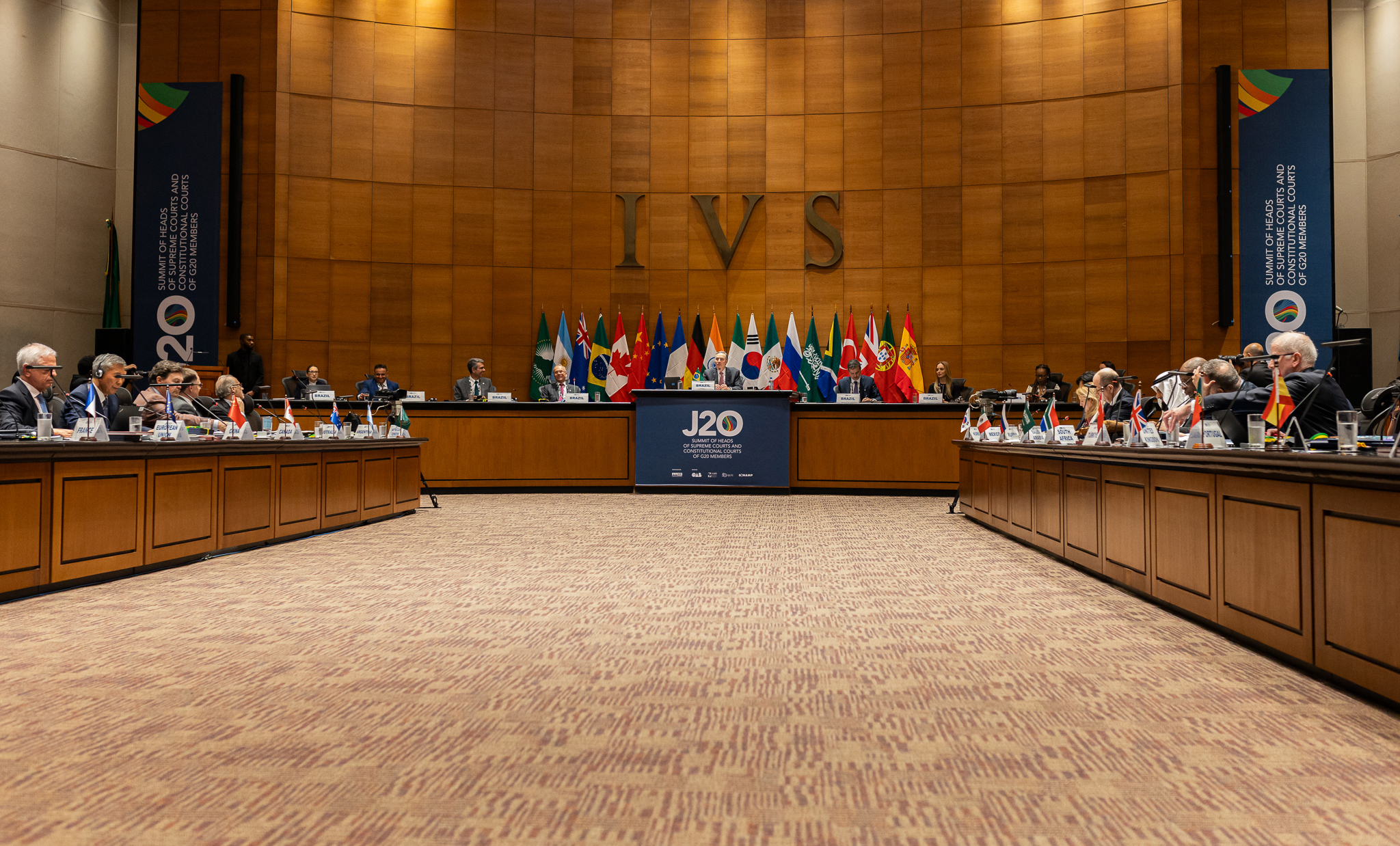 O presidente do STF, ministro Luís Roberto Barroso, encerra o J20 em reunião no Plenário Ministro Waldemar Zveiter