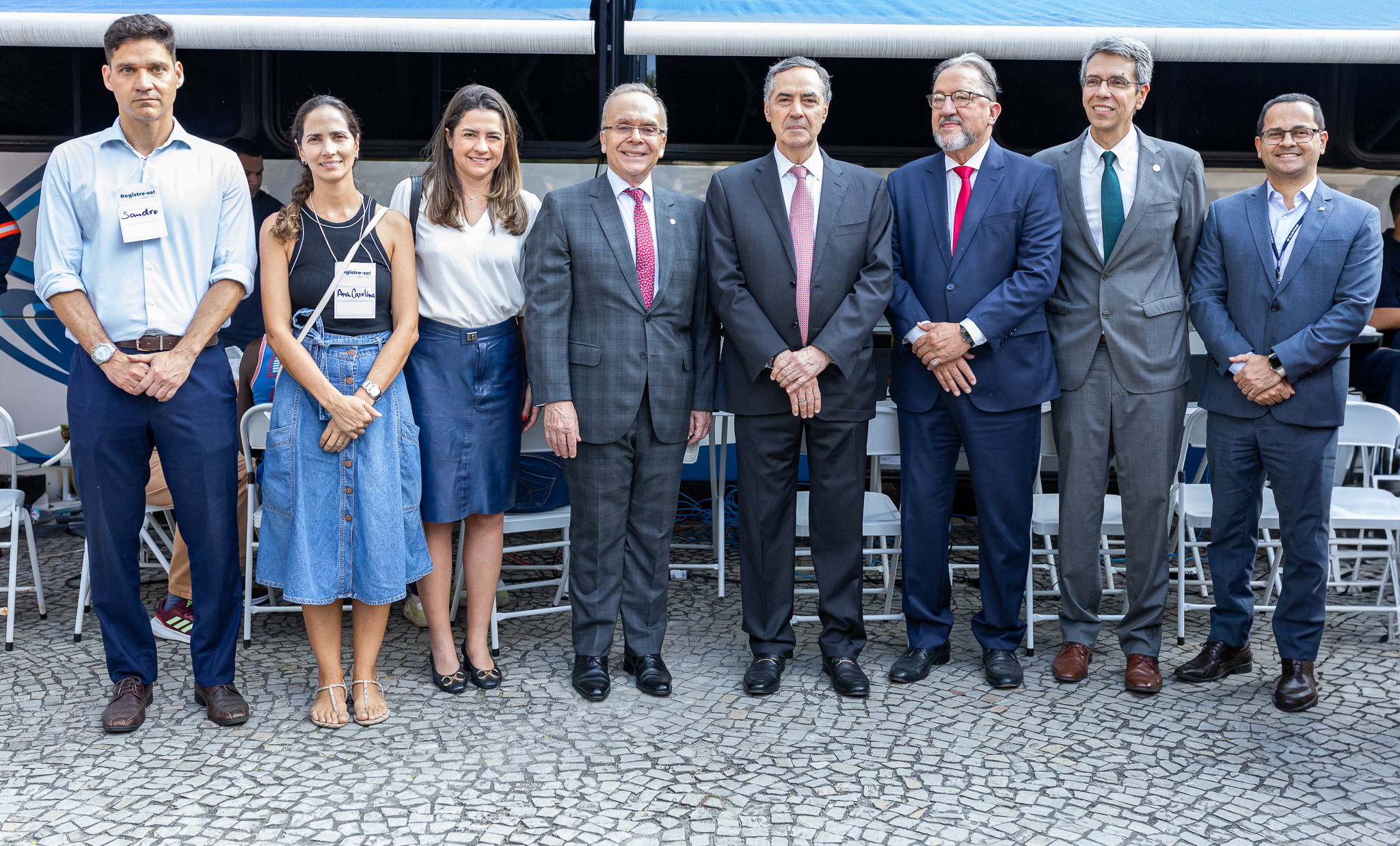 O juiz auxiliar da CGJ Sandro Pitthan Espíndola; a coordenadora da Justiça Itinerante do TRF2 Ana Carolina Vieira; a conselheira do CNJ, juíza federal Daniela Madeira; o presidente do TJRJ, desembargador Ricardo Rodrigues Cardozo; o presidente do STF, ministro Luís Roberto Barroso; o 3º vice-presidente do TJRJ, desembargador José Carlos Maldonado de Carvalho; o presidente do TRF2, desembargador federal Guilherme Calmon; e o superintendente da Receita Federal Claudiney Santos