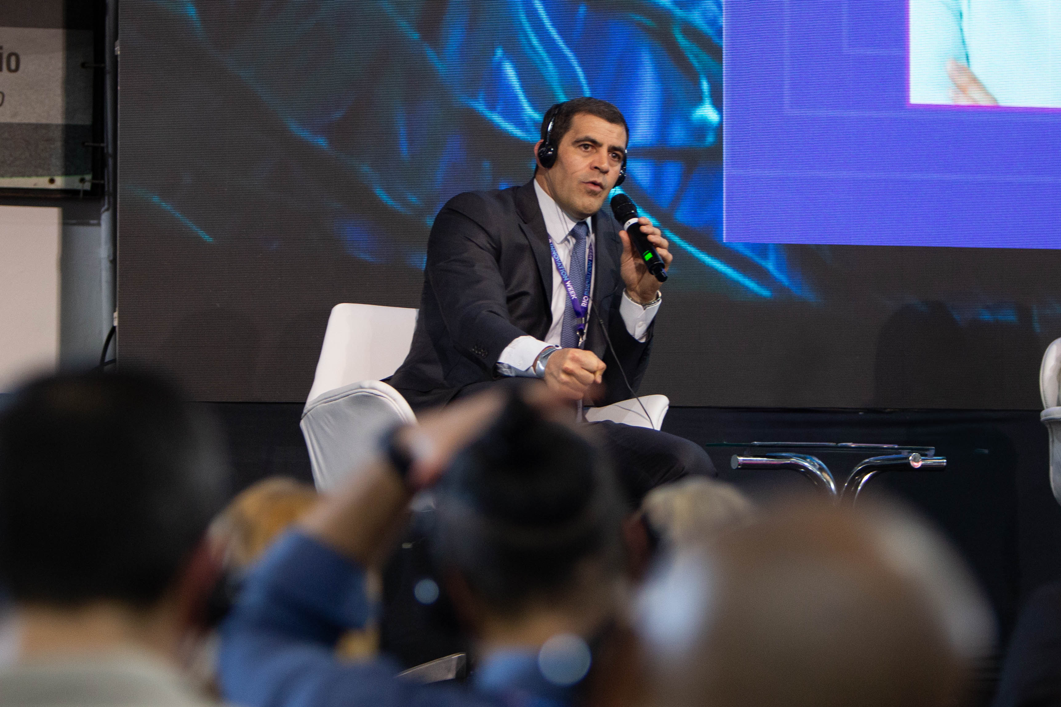 O desembargador Paulo Wunder está falando de um palco para a plateia 