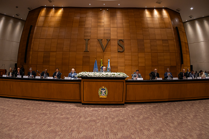 O presidente do STF, ministro Luís Roberto Barroso (ao centro) fala sobre a importância do combate à pobreza e às desigualdades