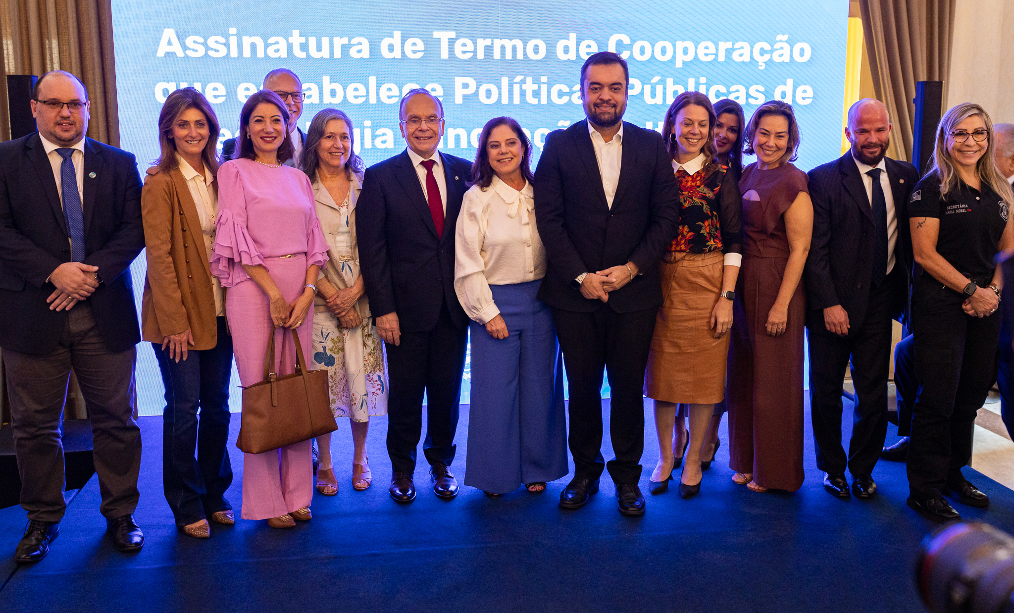 O presidente do TJRJ, desembargador Ricardo Rodrigues Cardozo; a coordenadora da Coem, desembargadora Adriana Ramos de Mello; e a presidente da Amaerj, juíza Eunice Haddad, participam da assinatura do termo de cooperação que estabelece políticas públicas de tecnologia e inovação voltadas à proteção integral da mulher no estado do Rio de Janeiro