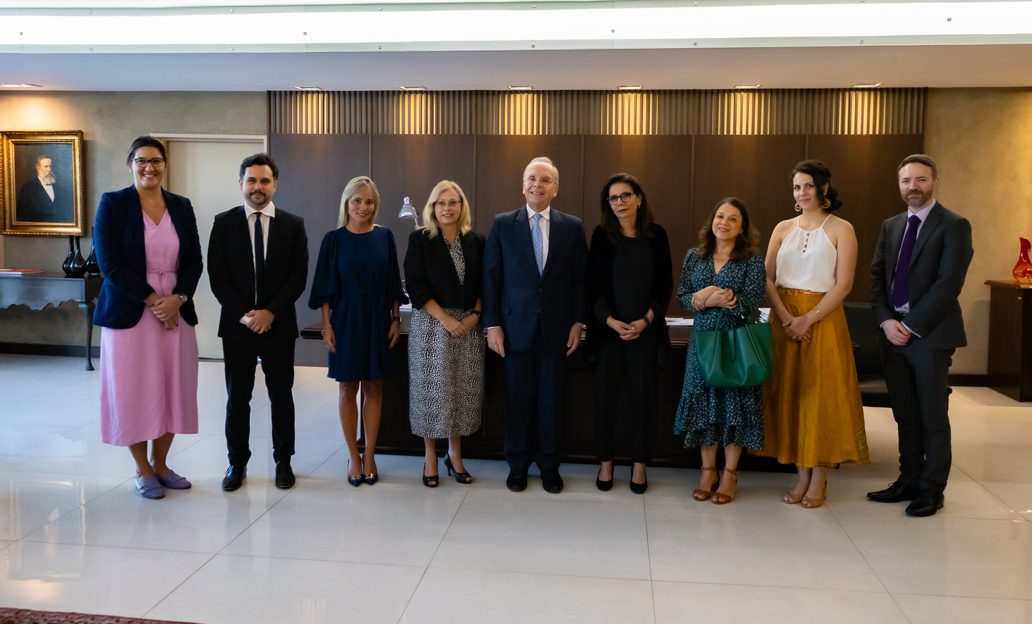 Da esquerda para a direita: Flavia Antunes, chefe do escritório do Unicef no Rio de Janeiro; Marcos Kalil, oficial de Proteção à Criança do Unicef no Brasil; a juíza auxiliar da Presidência do TJRJ Ana Paula Monte Figueiredo Pena Barros; a juíza Gisele Guida de Faria, titular da 1ª Vara Especializada em Crimes contra a Criança e o Adolescente (VECA); o presidente do TJRJ, desembargador Ricardo Rodrigues Cardozo; Najat Maala M’jid, Representante Especial do Secretário Geral das Nações Unidas sobre Violência contra Crianças; desembargadora Daniela Brandão Ferreira, presidente da Cevij; Luiza Teixeira, oficial de Proteção à Criança do Unicef no Brasil; e Mánus de Barra, oficial de Proteção Infantil da Unicef