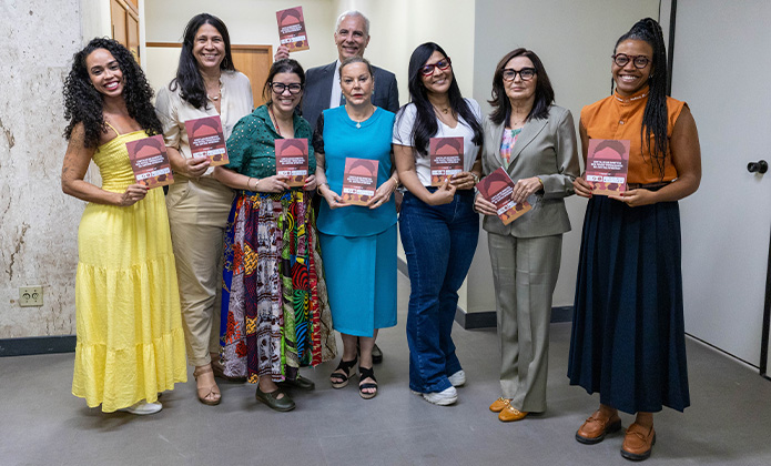 Tatiana Brandão (Napjus); Andrea de Lima (Napjus); a idealizadora da cartilha, Arethuza Doria;&nbsp;o presidente do Cogen - 1º grau, desembargador Wagner Cinelli; a 1ª vice-presidente do TJRJ, desembargadora Suely Lopes Magalhães;&nbsp;Alessandra Man-Fu (Napjus); a presidente do Cogen - 2º grau, desembargadora Patrícia Serra; Inara Flora Cipriano Firmino (Napjus) segurando a nova cartilha