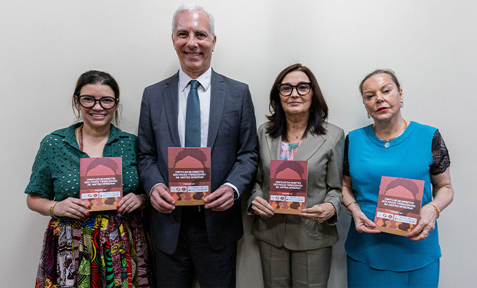 Idealizadora da cartilha, Arethuza Doria;  presidente do Cogen - 1º grau, desembargador Wagner Cinelli; presidente do Cogen - 2º grau, desembargadora Patrícia Serra; 1ª vice-presidente do TJRJ, desembargadora Suely Lopes Magalhães, seguram as cartilhas 