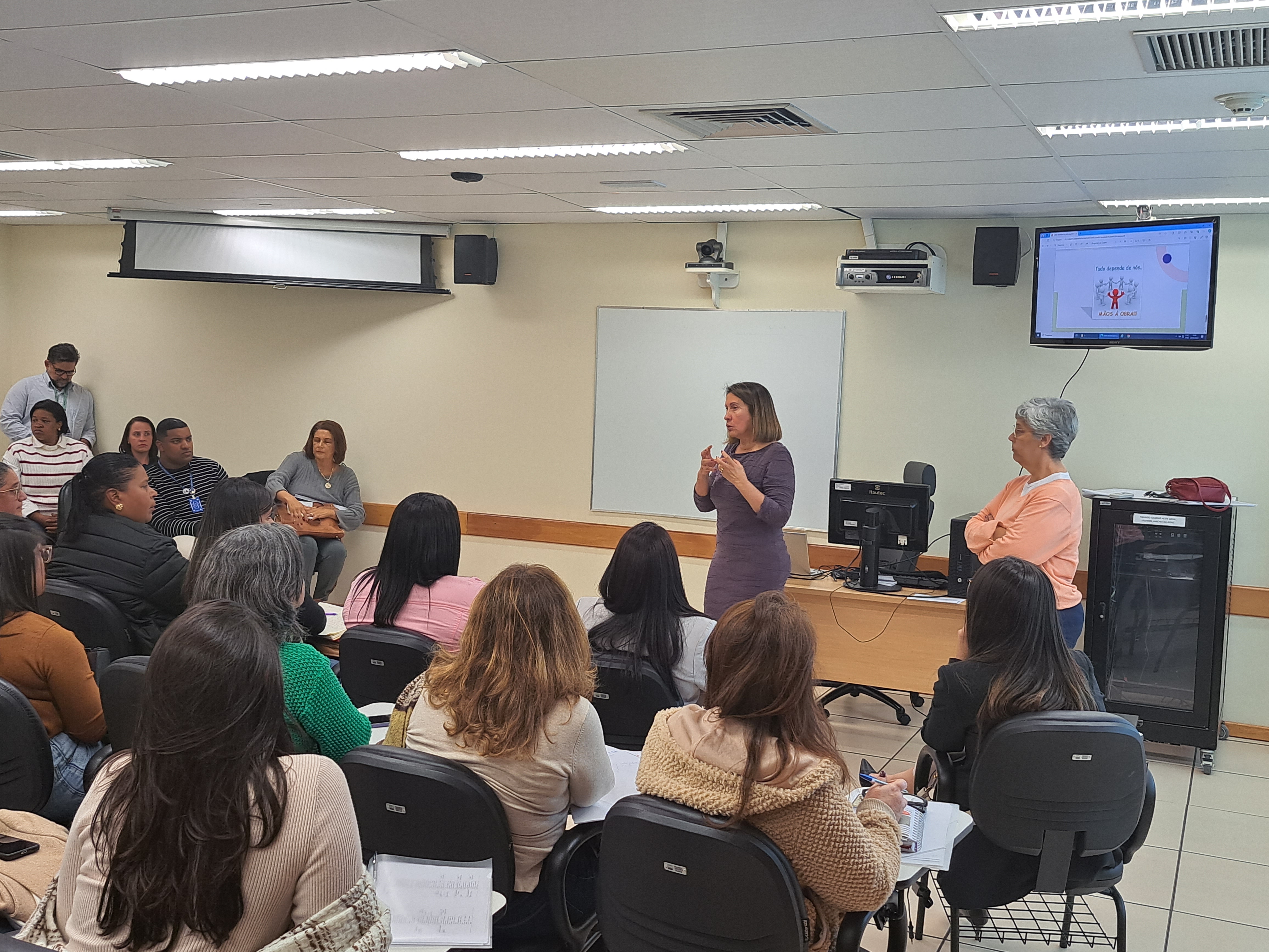 A juíza Vania Mara Nascimento Gonçalves fralou aos representantes do Sistema de Garantia dos Direitos das Crianças e Adolescentes e da Rede Intersetorial de Atendimento à Pessoa Idosa