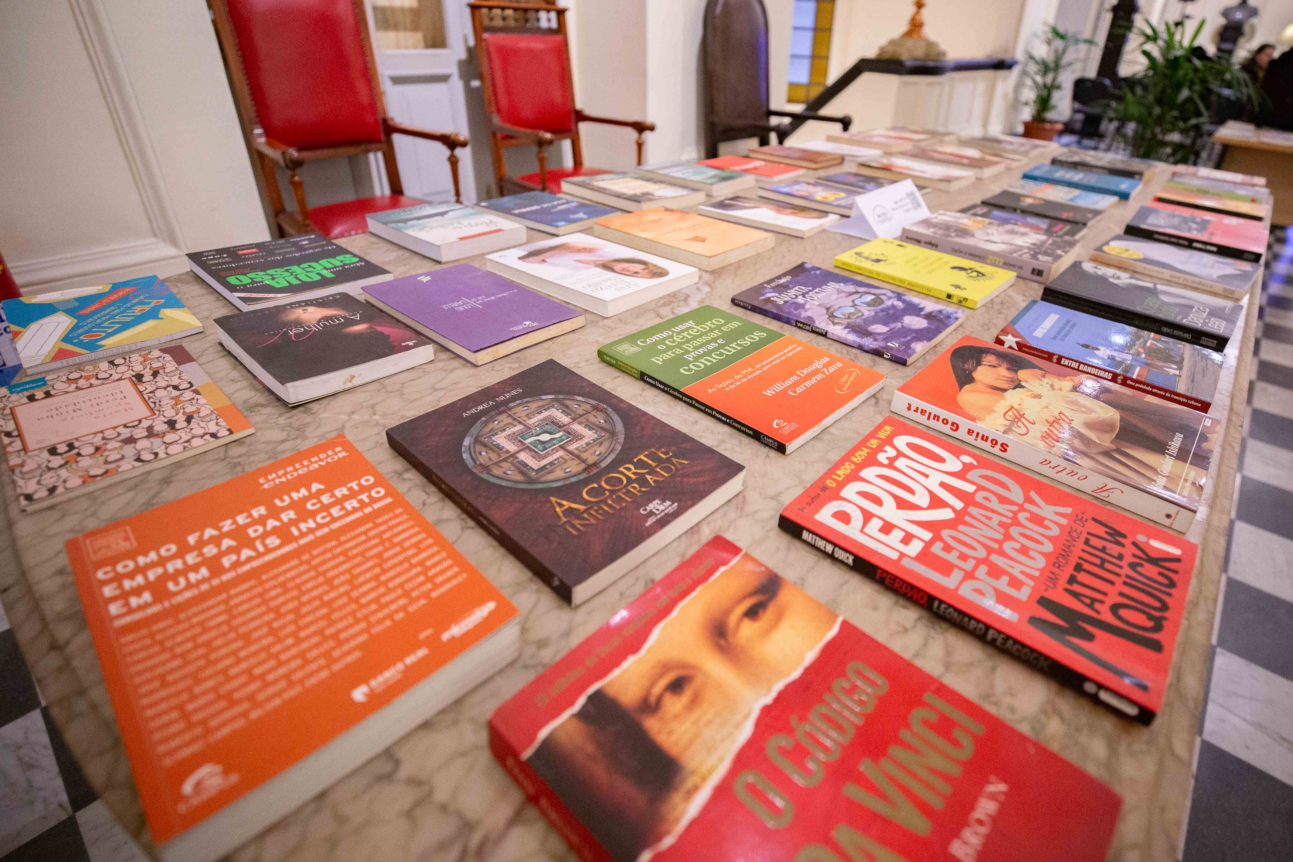 Imagem de livros expostos em uma mesa