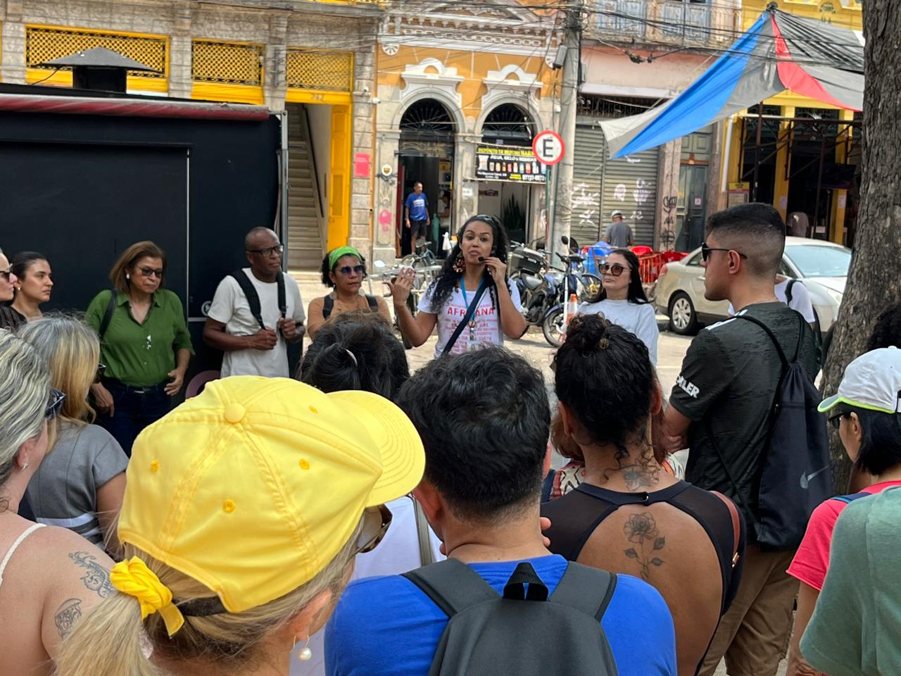 A analista de negócios do TJRJ, Tatiana Lima Brandão, apresenta os locais que compõem a Pequena África ao grupo de participantes