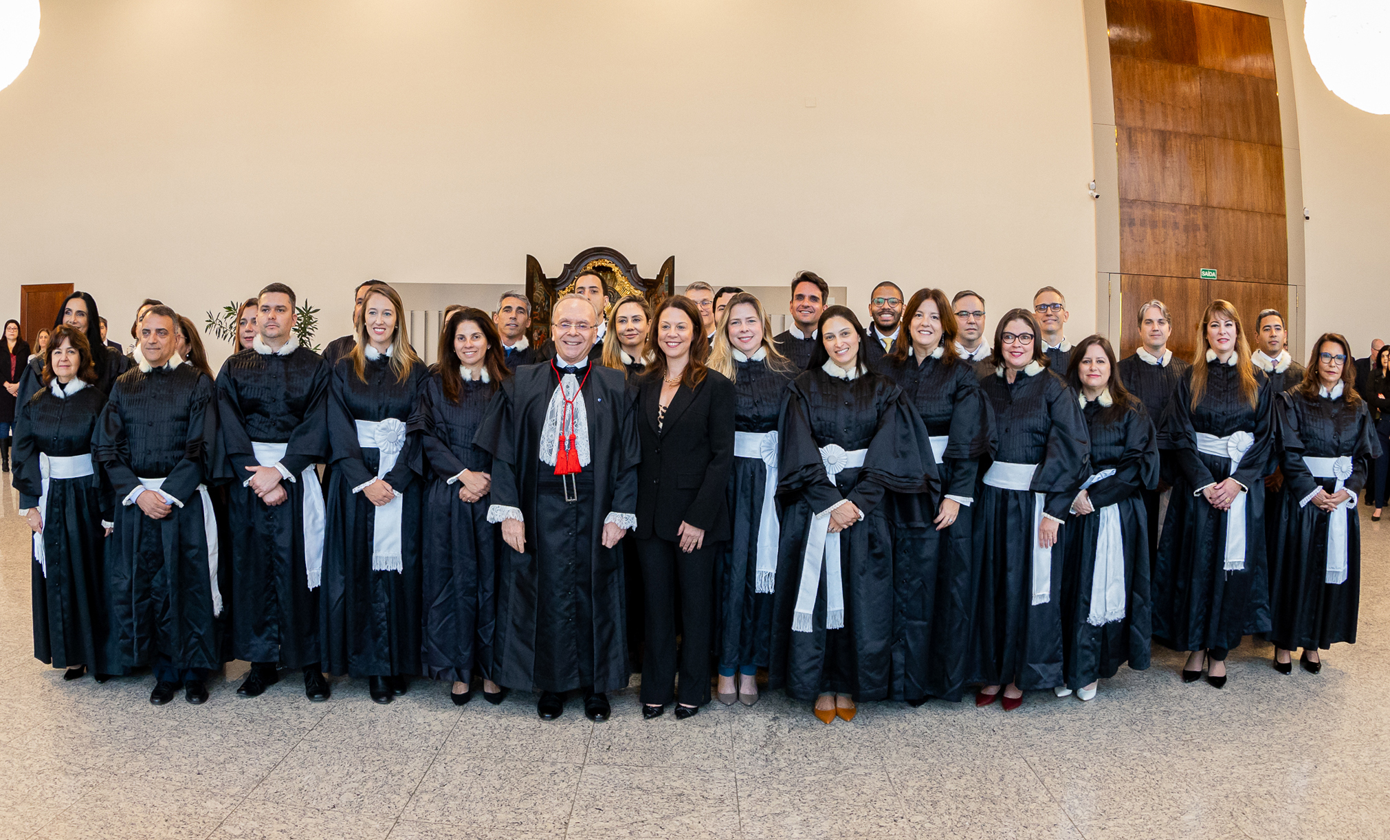 O presidente do TJRJ, desembargador Ricardo Rodrigues Cardozo, e a presidente da Amaerj, juíza Eunice Haddad, com os juízes removidos que tomaram posse na segunda-feira (26/8)