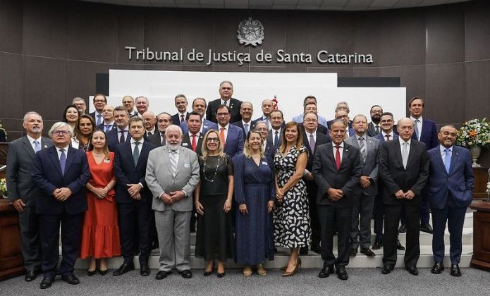 Presidentes dos Tribunais de Justiça e dos Tribunais de Justiça Militares com o presidente e vice-presidente do STJ, ministros Herman Benjamin e Luis Felipe Salomão, na abertura do XV Consepre, em Santa Catarina