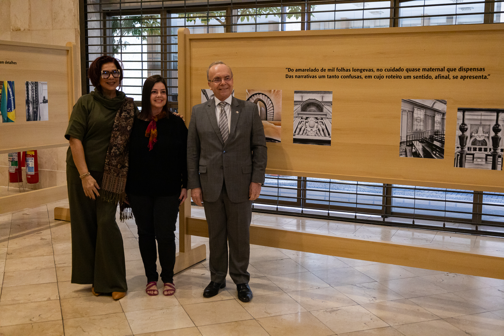 O presidente do TJRJ, desembargador Ricardo Rodrigues Cardozo, a diretora do Museu da Justiça Siléa Macieira e a fotógrafa Leny Fontenelle em frente a um dos painéis da mostra