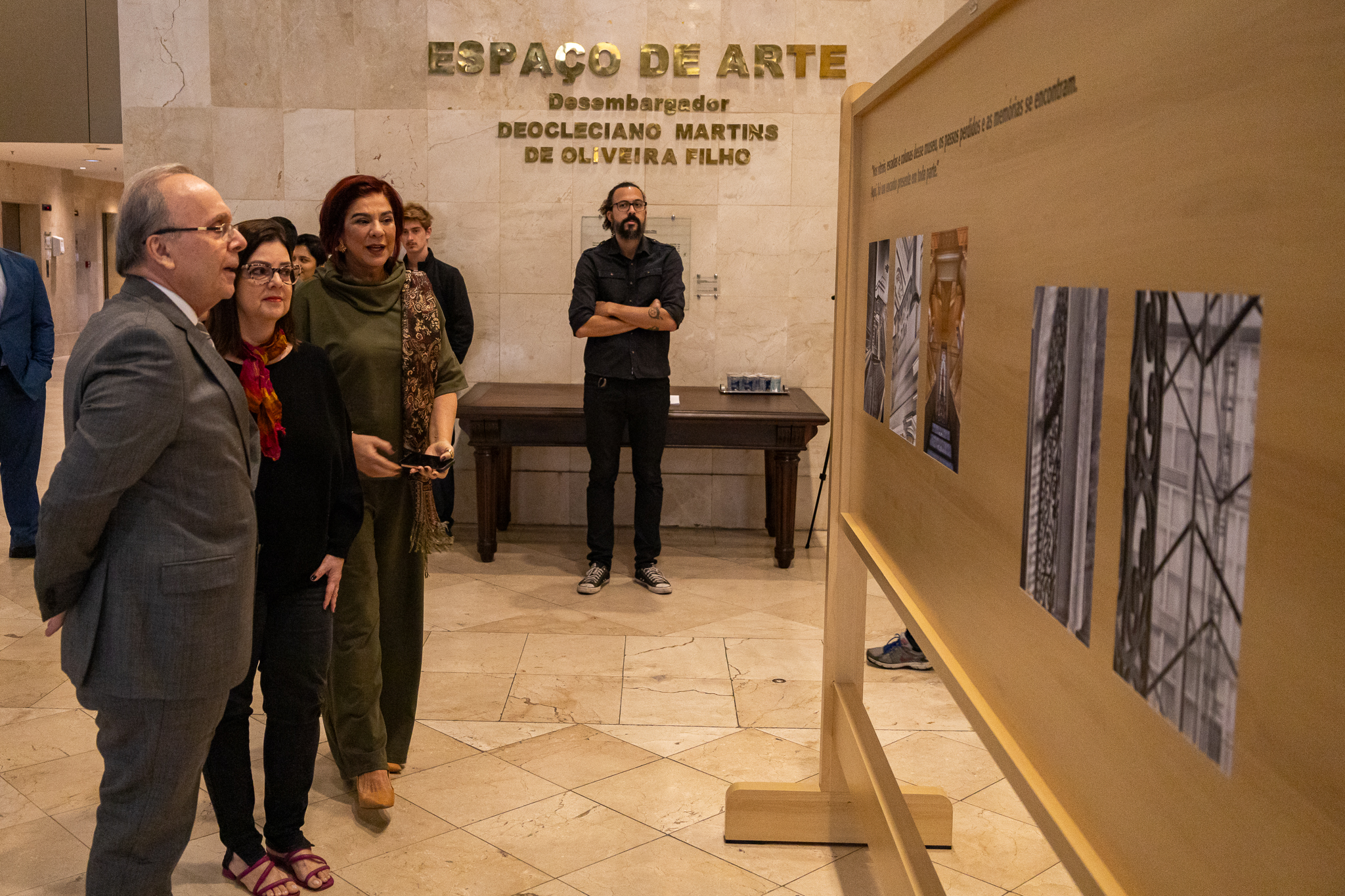 O presidente do TJRJ, desembargador Ricardo Rodrigues Cardozo, percorreu toda a exposição junto com a diretora do Museu da Justiça, Siléa Macieira e a fotógrafa Leny Fontenelle e destacou a importância de valorizar a história e arquitetura do prédio