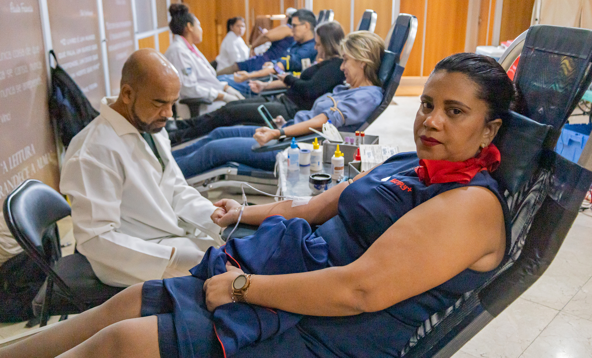   A colaboradora Renata Santos foi uma das primeiras a doar sangue na campanha realizada no Fórum Central 