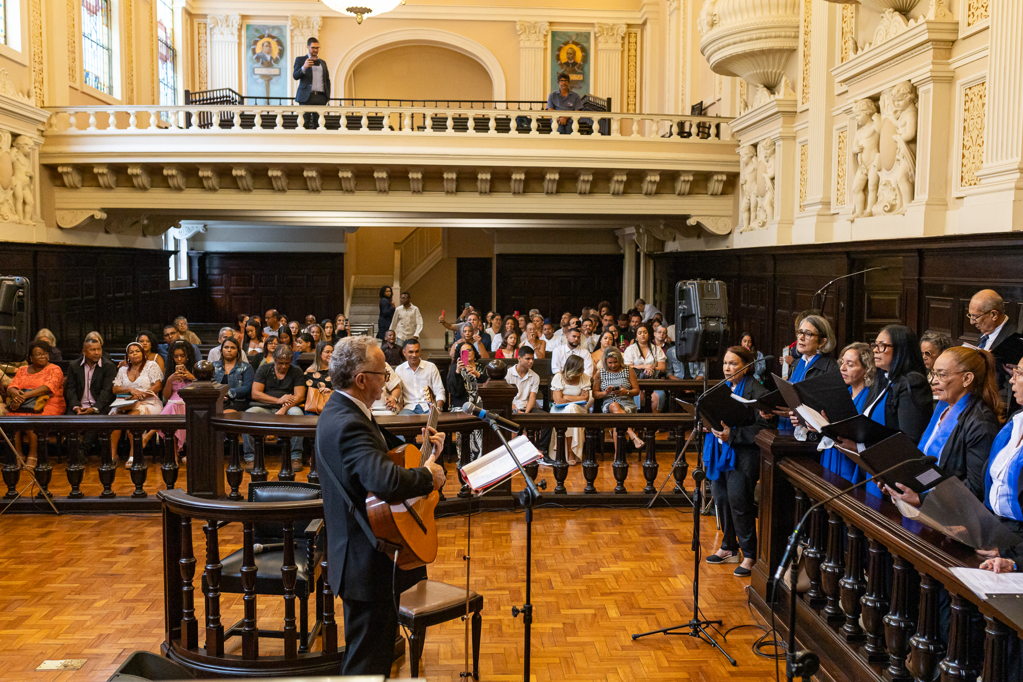 O coral “Amigos do Tribunal”  se apresentou durante celebração