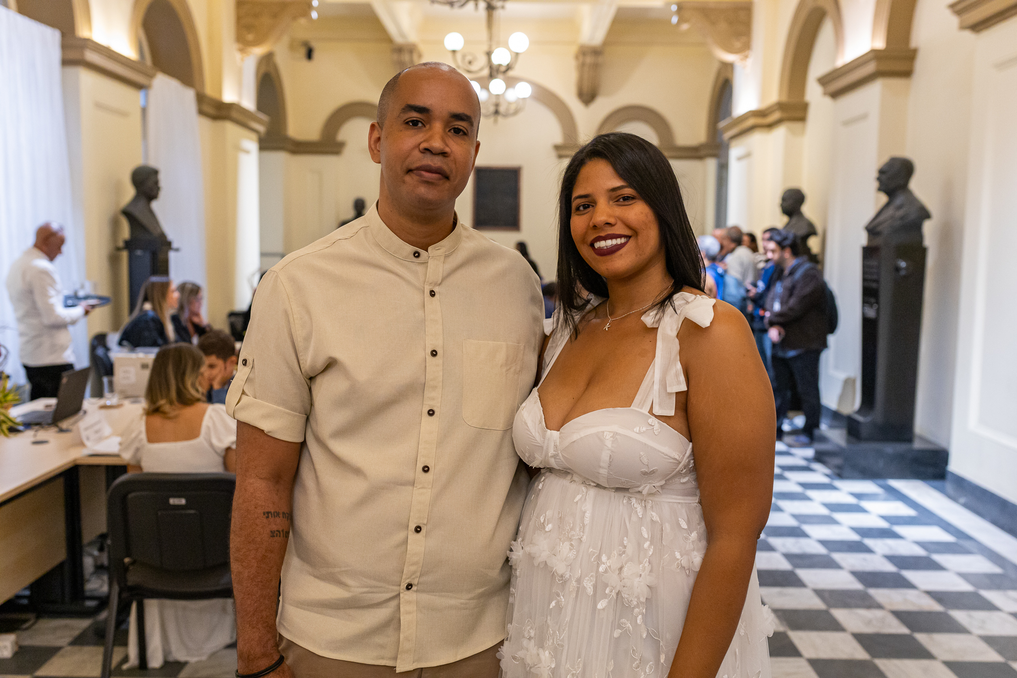 O casal Priscila Rodrigues de Souza e Delmar Oliveira comemoram a oficialização da união estável