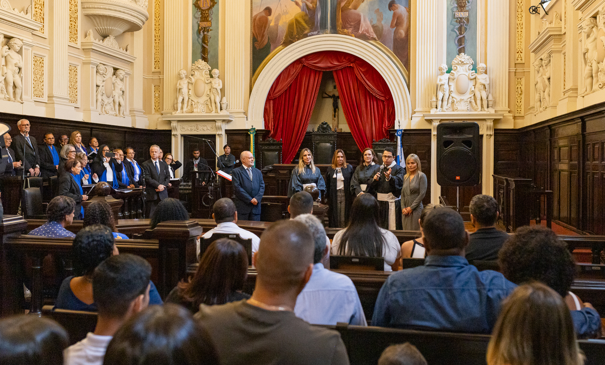 Da esquerda para a direita: O secretário-geral de Sustentabilidade e Responsabilidade Social (SGSUS), Antônio Ligiero; as juízas Maria Aparecida da Costa Bastos, Gracia Cristina Moreira do Rosário, Florentina Ferreira Bruzzi; o  juiz Antônio Luiz da Fonseca Lucchese; e a juíza auxiliar da Presidência, Ana Paula Monte Figueiredo Pena Barros, antes de formalizarem a união estável dos casais no antigo Tribunal do Júri 