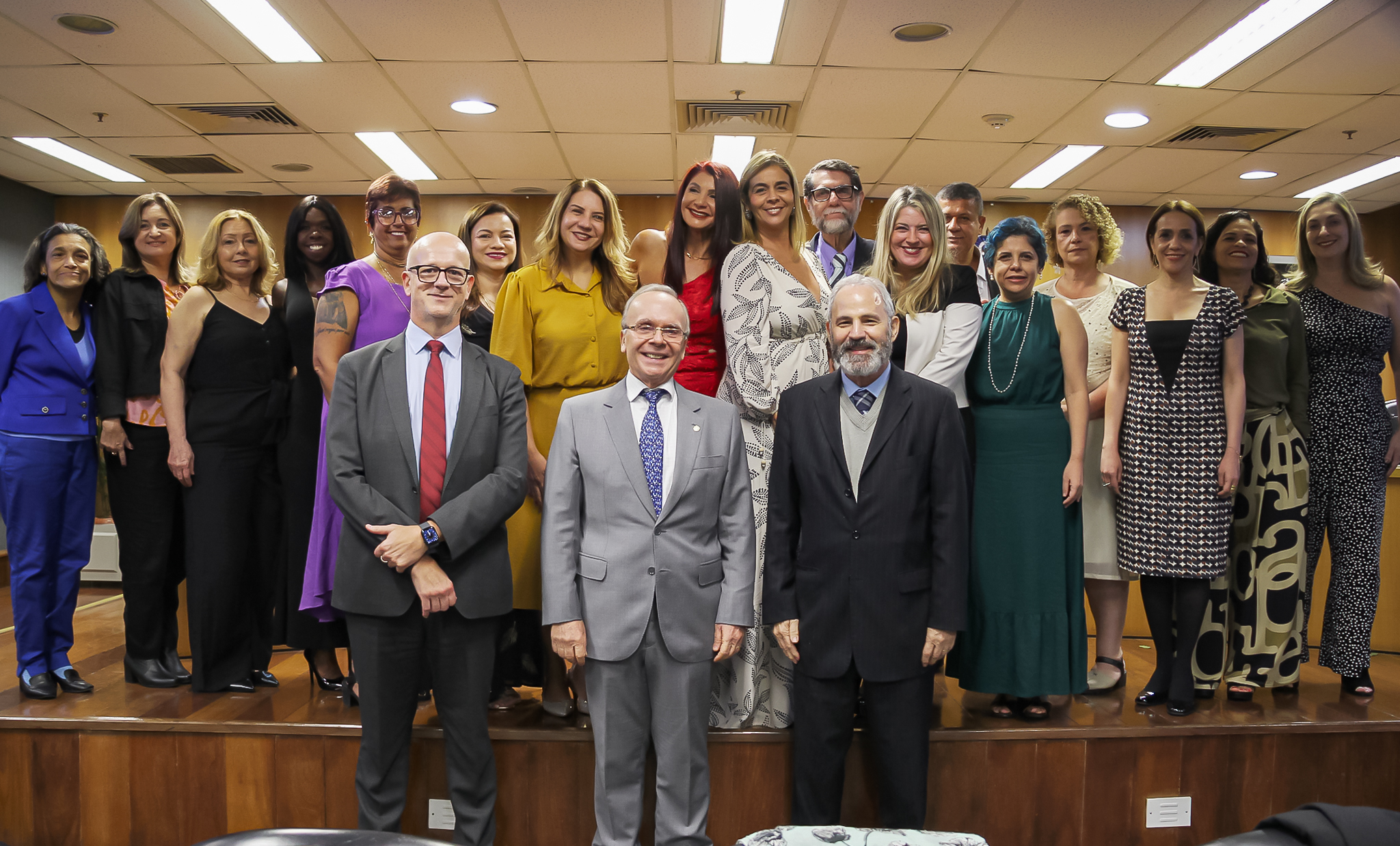Os desembargadores Fernando Cerqueira Chagas, Ricardo Rodrigues Cardozo (presidente do TJRJ) e Sergio Seabra Varella e a diretora da Esaj Lúcia Frota com a turma de formandos da pós-graduação 
