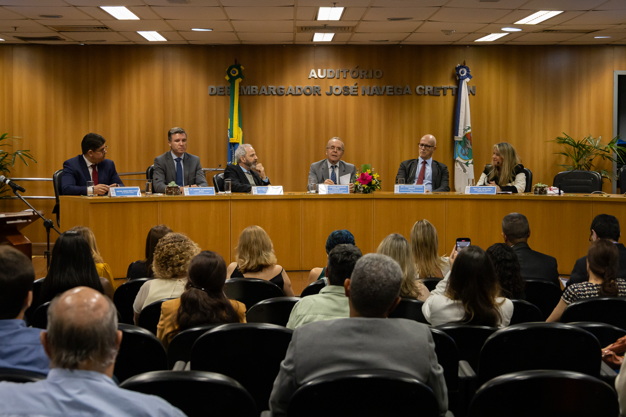 Da esquerda para a direita: o professor Rafael Mario Iório Filho; o secretário-geral de Gestão de Pessoas Gabriel Albuquerque Pinto; o presidente do Conselho Consultivo da Esaj , desembargador Sergio Seabra Varella; o presidente do TJRJ, desembargador Ricardo Rodrigues Cardozo; o coordenador-geral da Pós-graduação da Esaj,  desembargador Fernando Cerqueira Chagas, e a diretora da Esaj Lúcia Frota Pestana de Aguiar