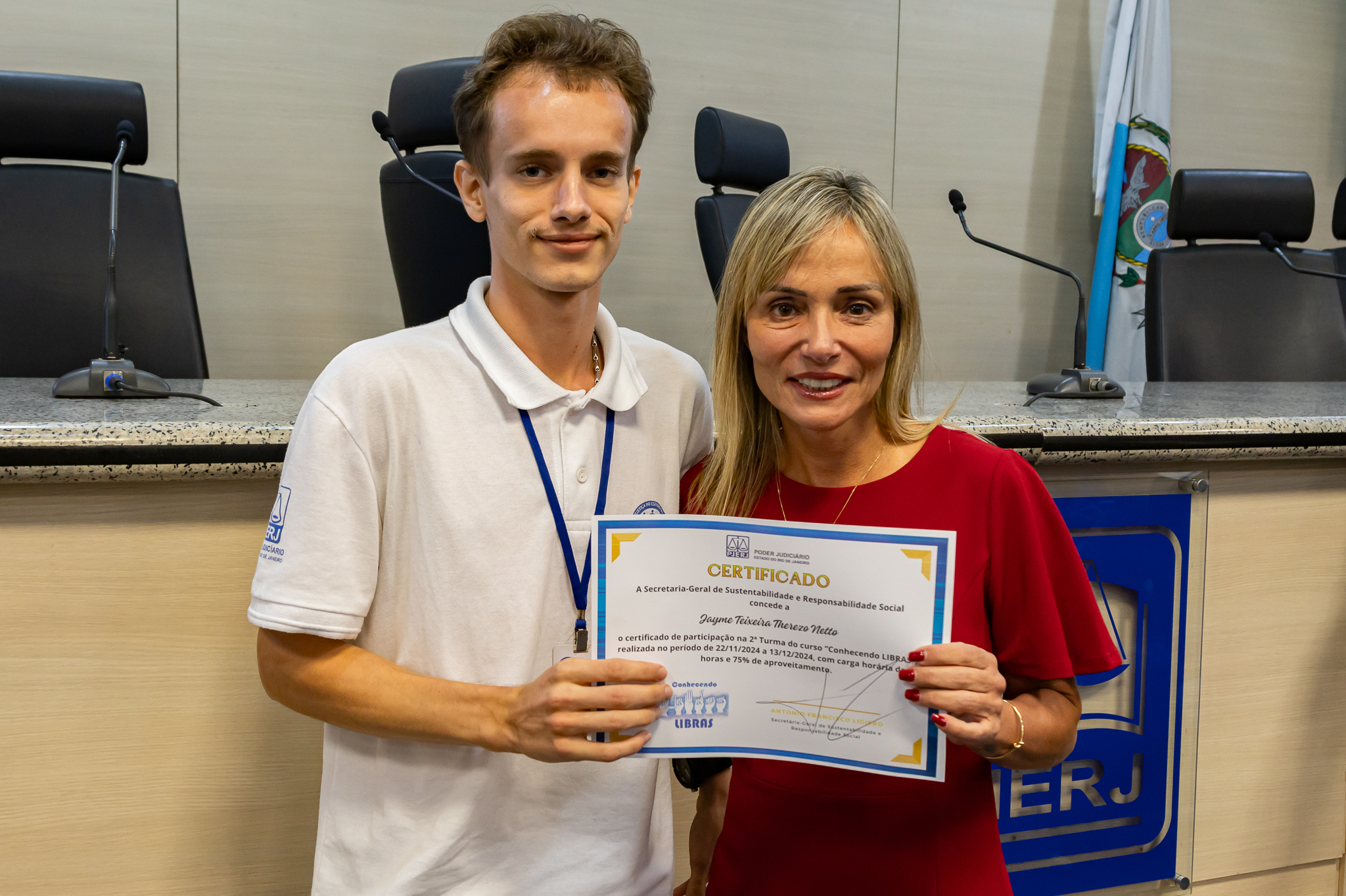 O aluno Jaime Therezo Neto, integrante do projeto Justiça Pelos Jovens, recebeu o certificado das mãos da juíza auxiliar da Presidência Ana Paula Figueiredo Barros