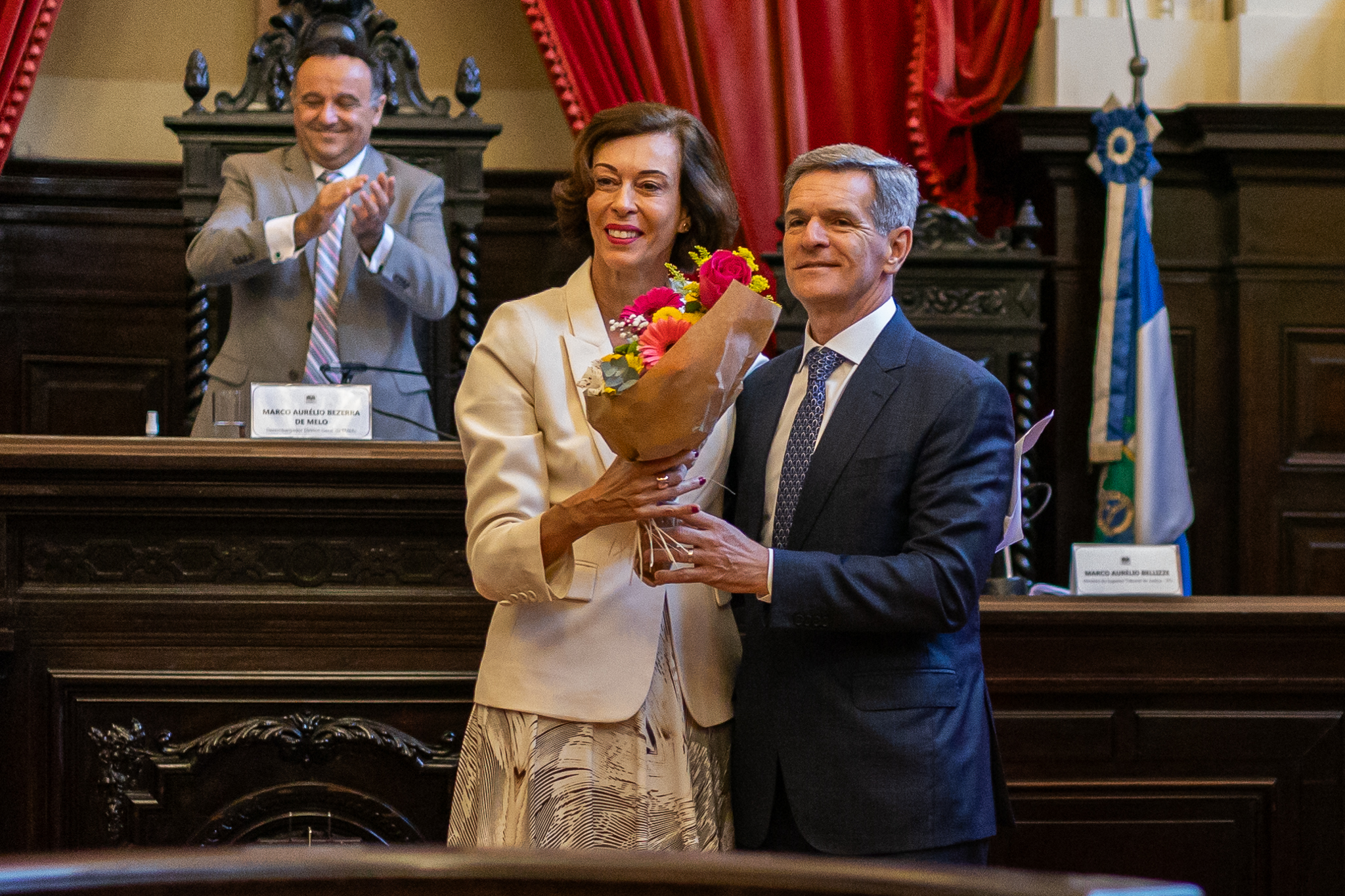 A ministra do STJ Regina Helena Costa recebeu o prêmio do também ministro do STJ Marco Aurélio Bellizze
