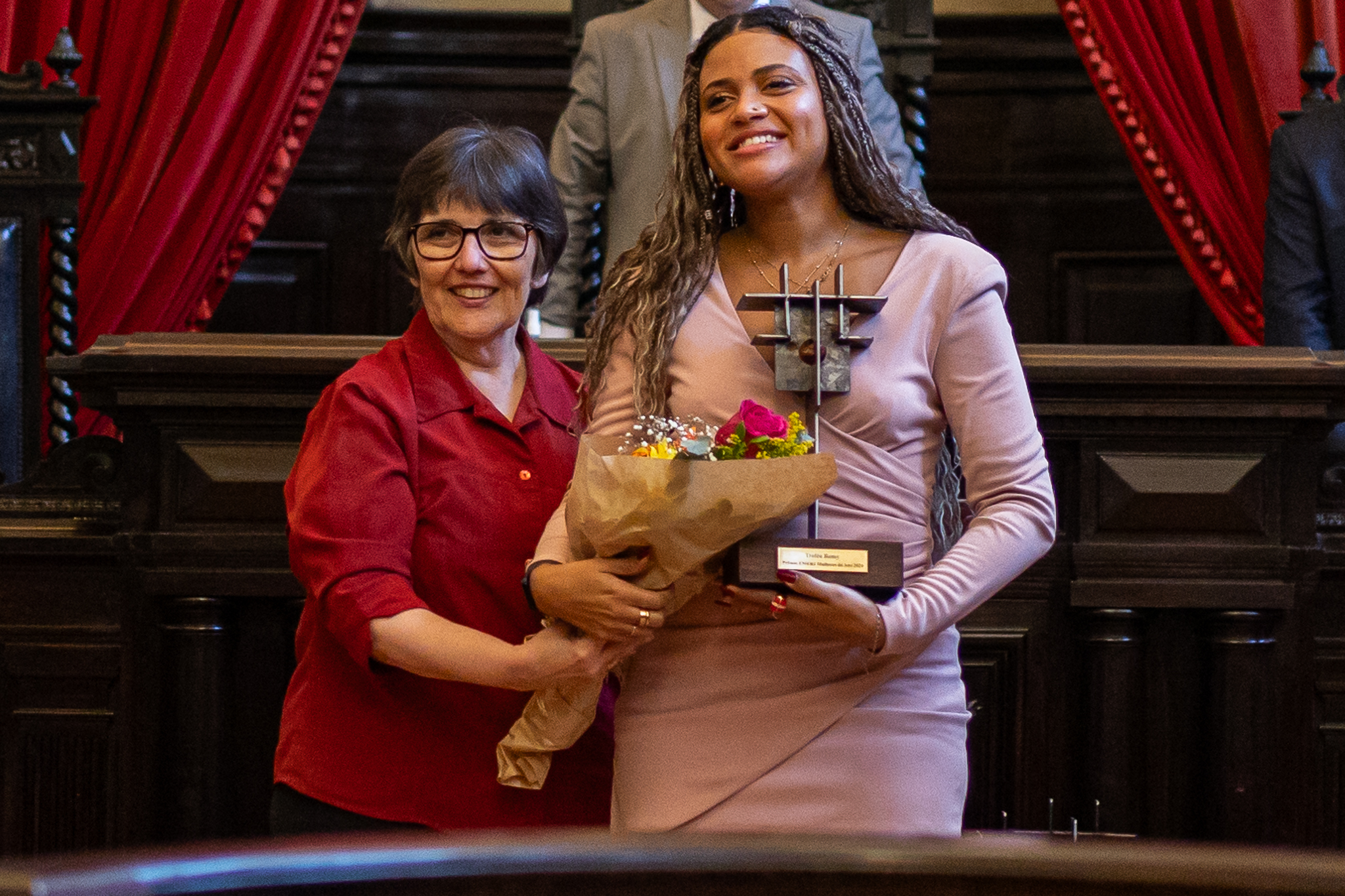 A desembargadora Ana Maria Pereira de Oliveira entregou o prêmio a Letícia Ferreira, que representou sua madrinha Fernanda Montenegro