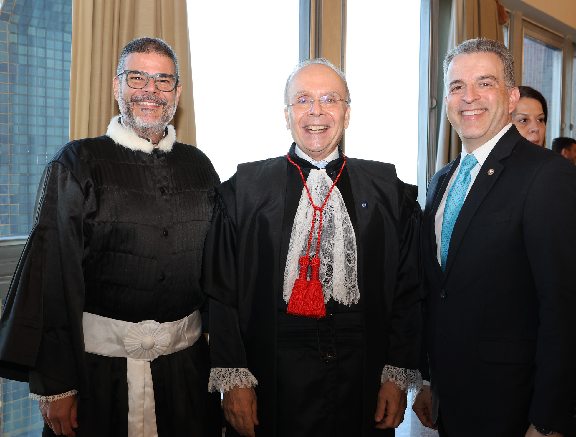 O desembargador Ricardo Cardozo, presidente do TJRJ,  com seus ex-alunos, o juiz Flávio Pimentel e o desembargador Luiz Márcio Victor Pereira Alves