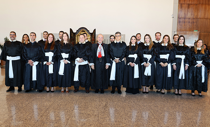 O presidente do TJRJ, desembargador Ricardo Rodrigues Cardozo (ao centro), com os juízes removidos