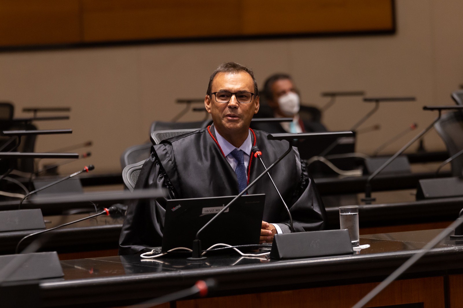 Foto do desembargador, de óculos e toga preta. O magistrado está sentando e a imagem só mostra seu rosto e parte superior do peito