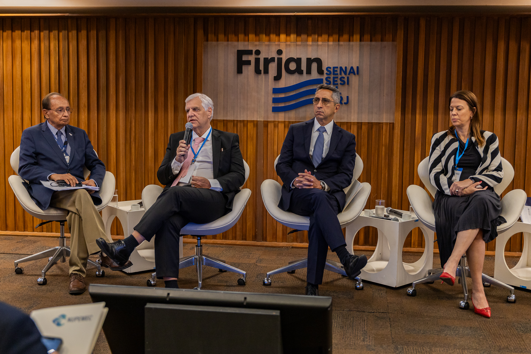 O desembargador Caetano Ernesto da Fonseca Costa, 1º vice-presidente do TJRJ, representou o presidente do Tribunal, desembargador Ricardo Rodrigues Cardozo, e falou na cerimônia de abertura. Também participaram da mesa o diretor de Relações Institucionais da Firjan, Márcio Fortes de Almeida (e), o desembargador Cesar Felipe Cury, presidente do Nupemec e da Emedi, e a presidente da Amaerj, juíza Eunice Bitencourt Haddad (d)