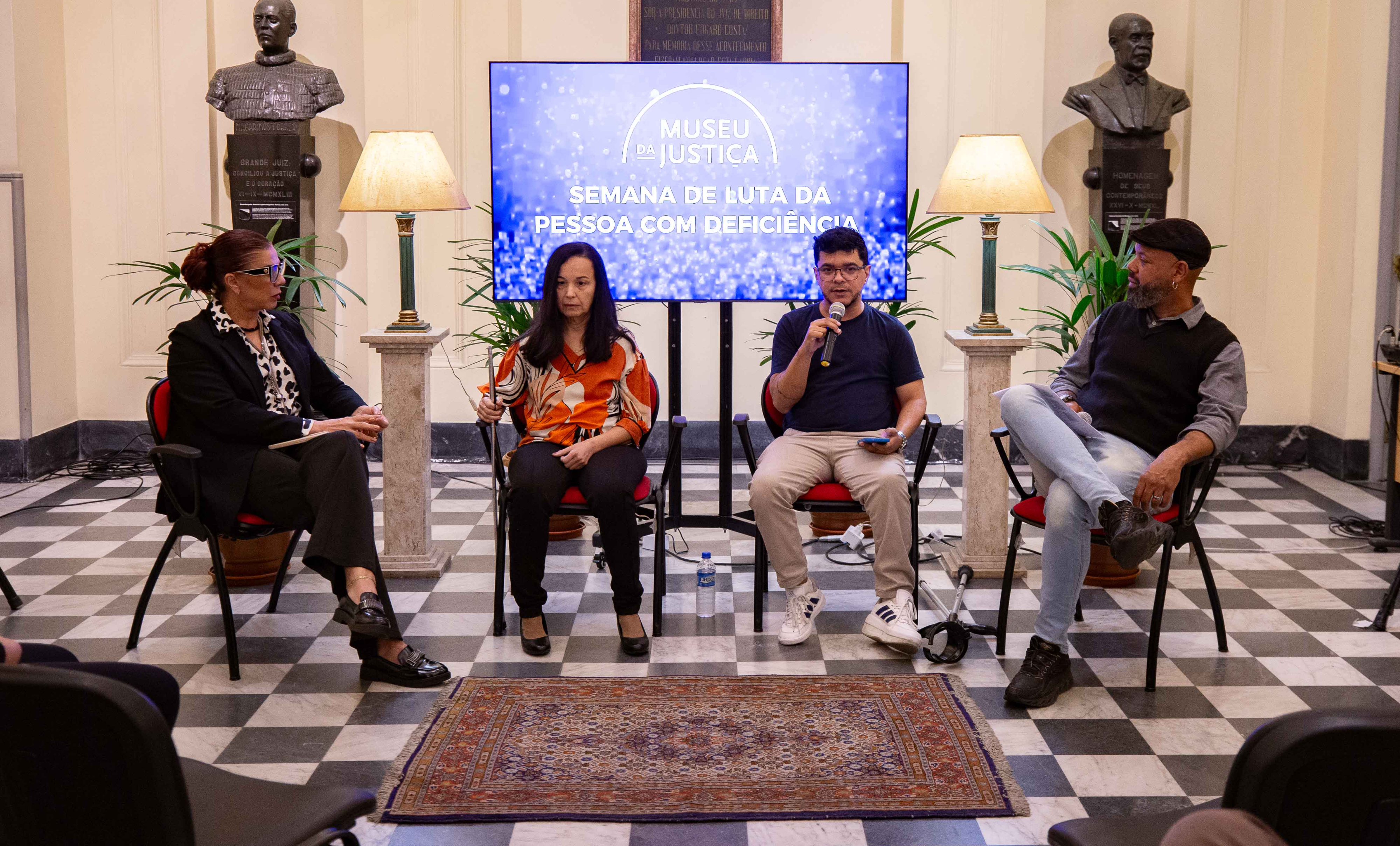 Imagem do Museu da Justiça. Da esquerda para direita, sentados: Siléa Macieira, diretora do Museu; Adeir Barbosa Lemos, servidora do TJRJ/Museu da Justiça; Rafael Cunha Crespo, pedagogo e mestre em Educação; Tom Oliveira, coordenador do Troca de Livros