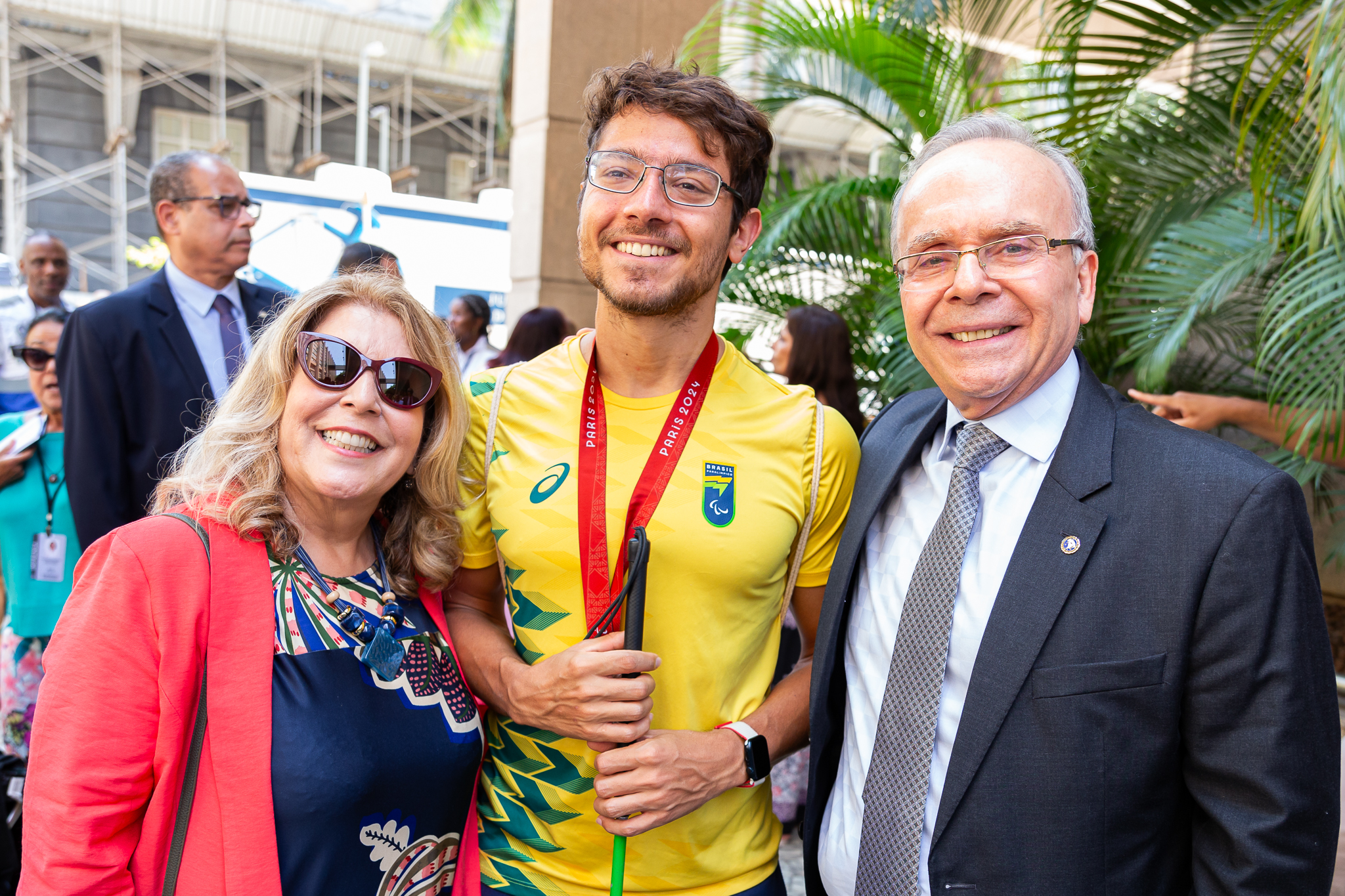 O atleta paralímpico Douglas Matera em meio ao presidente do TJRJ, desembargador Ricardo Cardozo, e a desembargadora Regina Lucia Passos