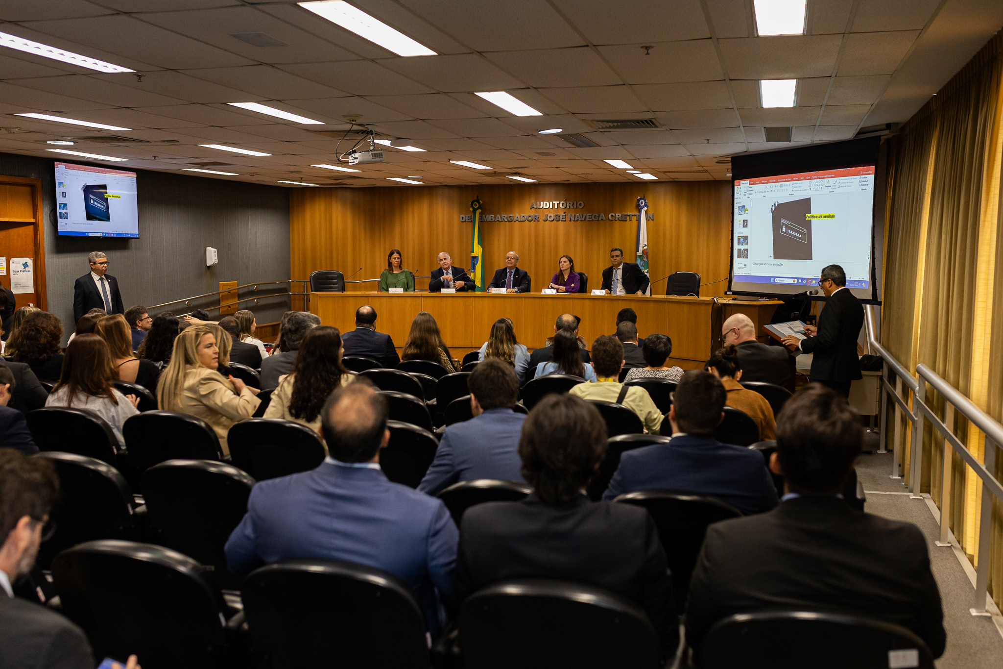 Dezenas de magistrados participaram do Encontro, que foi aberto pelo presidente do TJRJ, desembargador Ricardo Rodrigues Cardozo. A mesa de abertura contou ainda com as participações da presidente da Amaerj, juíza Eunice Bitencourt Haddad;  do corregedor-geral da Justiça, Des. Marcus Henrique Pinto Basílio;  da presidente da COJES, Desa. Maria Helena Pinto Machado; e do juiz Arthur Eduardo Magalhães Ferreira