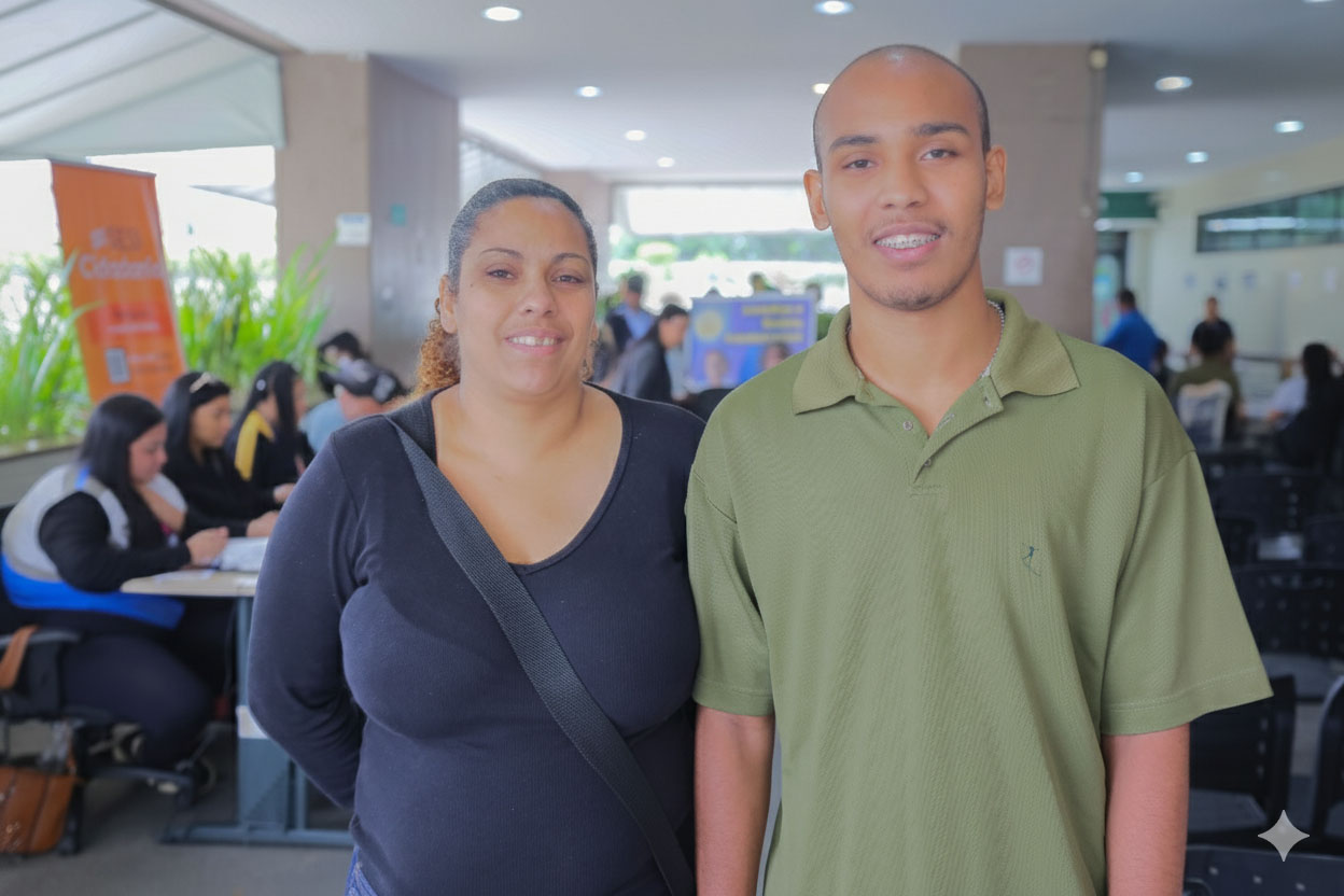 Foto posada de mãe e filho. Ao lado esquerdo, Joice, de camisa preta. Ao lado direito, Renan, de camisa verde