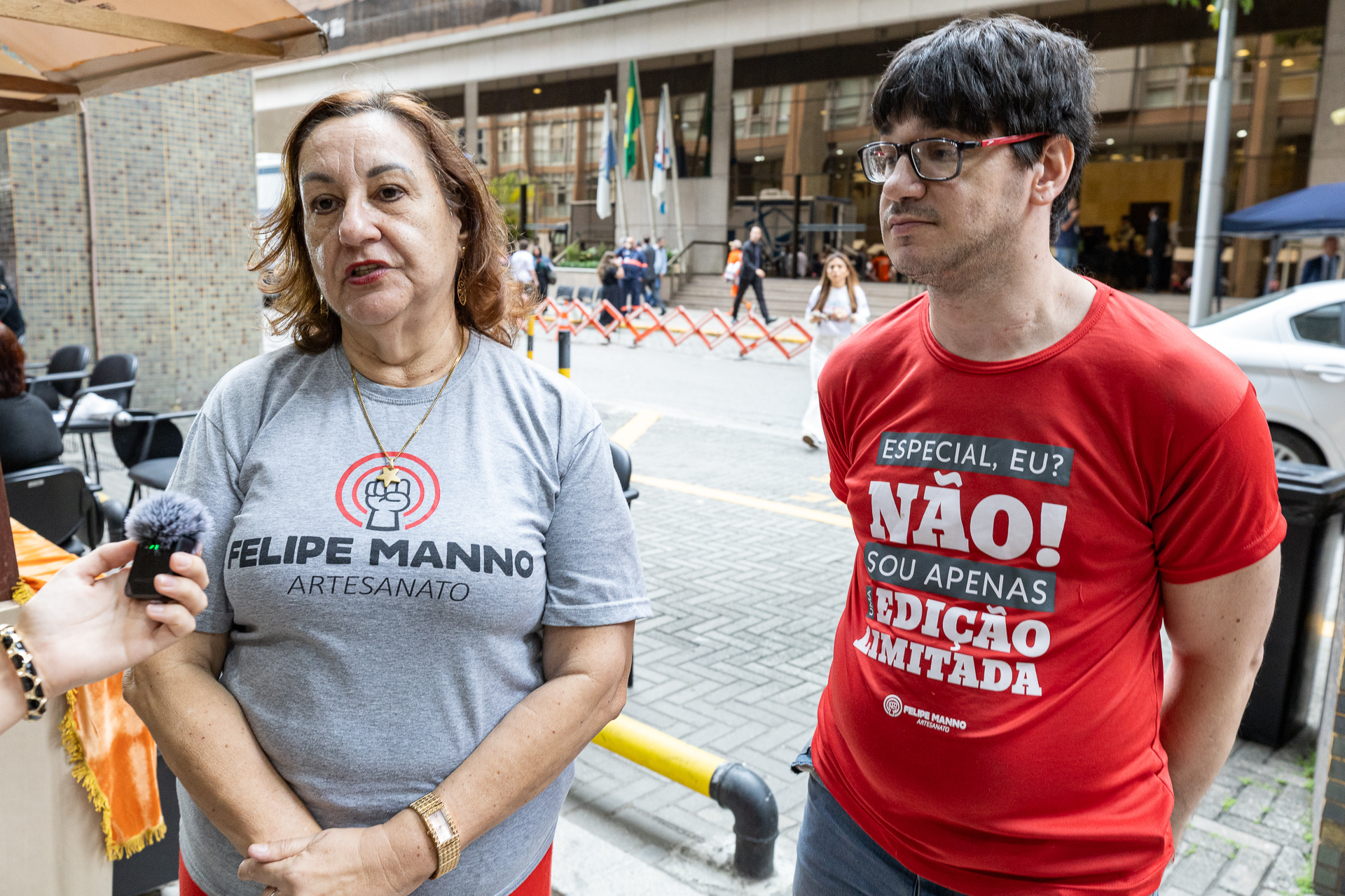 Lais e Felipe Manno estiveram presentes na ação social para vender seus artesanatos