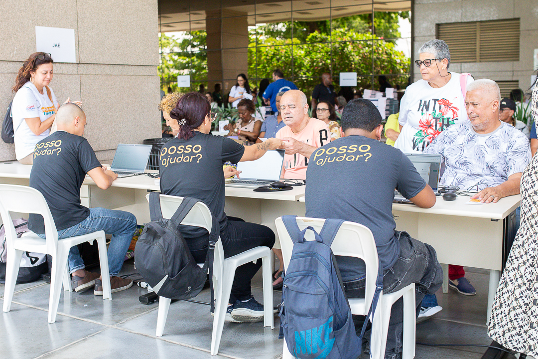 Cremilson (no meio), durante atendimento para tirar segunda via do Jaé 