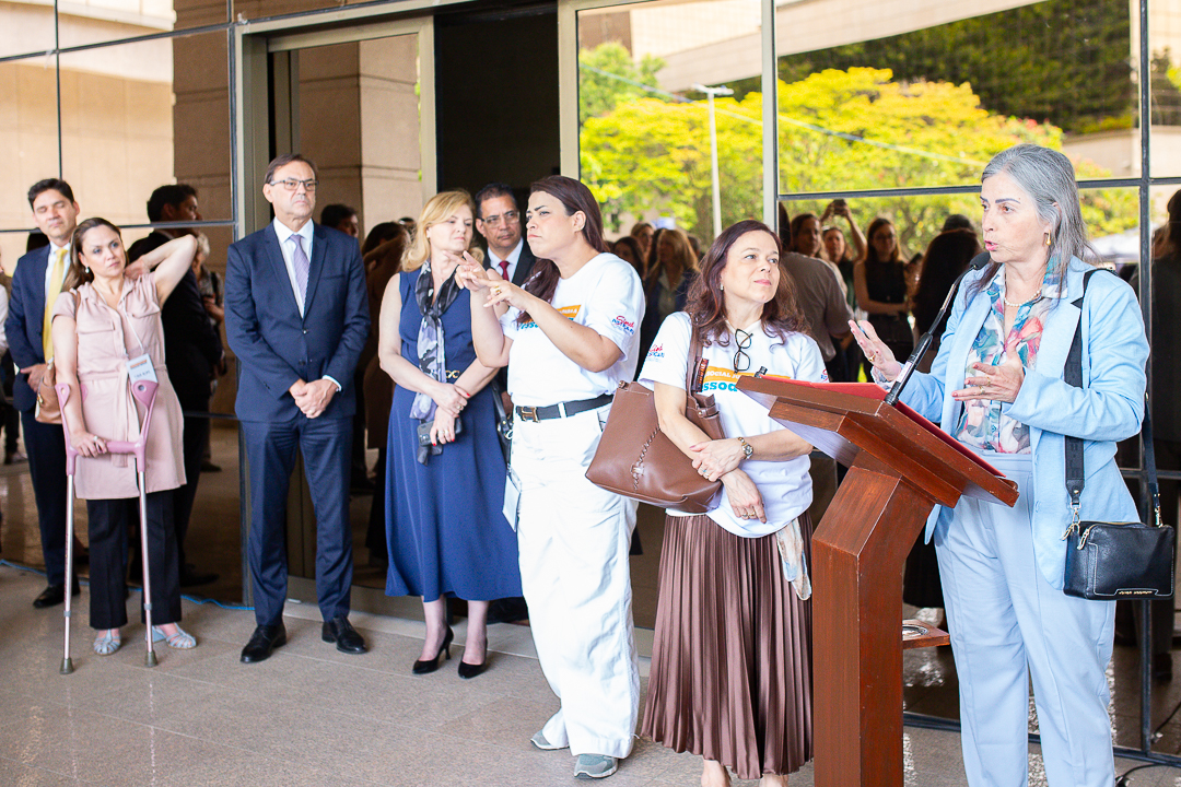 Desembargadora Maria Aglaé Tedesco Vilardo discursa durante a cerimônia de abertura da ação social 