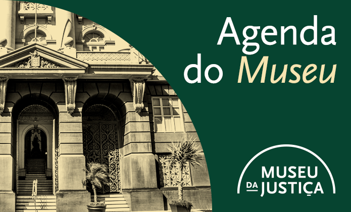 Arte gráfica de divulgação da agenda do Museu da Justiça. À esquerda, aparece uma fotografia em tons sépia da fachada histórica do edifício, destacando a entrada principal, colunas, janelas e elementos arquitetônicos clássicos. A imagem é parcialmente sobreposta por uma forma curva. À direita, sobre um fundo verde-escuro, está o texto "Agenda do Museu", com a palavra "Museu" em destaque na cor bege. No canto inferior direito, aparece a marca do Museu da Justiça em branco, dentro de um contorno circular.