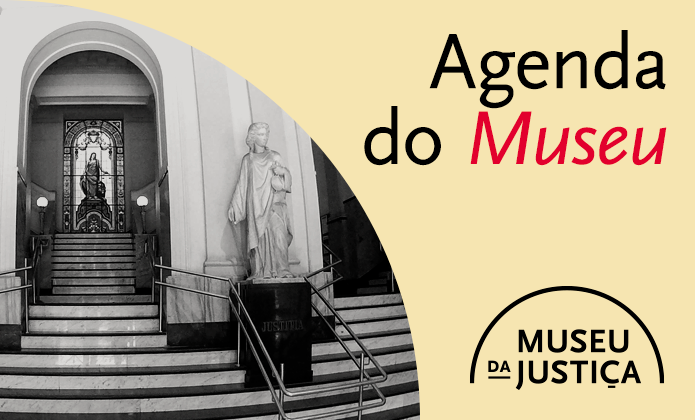 A imagem apresenta um layout institucional dividido em duas partes. À esquerda, há uma fotografia em preto e branco do interior do Museu de Justiça do Rio, com uma escadaria de mármore que leva a um altar ou espaço elevado. No topo da escada, vê-se um vitral com a figura de uma mulher, e ao lado direito da escadaria há uma estátua clássica feminina sobre um pedestal. Corrimãos metálicos acompanham os degraus, reforçando a simetria do ambiente. À direita, sobre um fundo em tom bege, está o texto “Agenda do Museu”, com a palavra “Museu” destacada em vermelho, enquanto as demais palavras aparecem em preto. Na parte inferior direita, aparece o logotipo “Museu da Justiça”, com tipografia moderna e um semicírculo envolvendo o nome.
