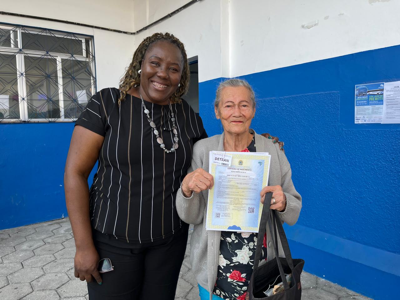 A aposentada Nurse Ribeiro da Silva, que teve os documentos roubados, voltou a sorrir diante da segunda via de sua Certidão de Nascimento