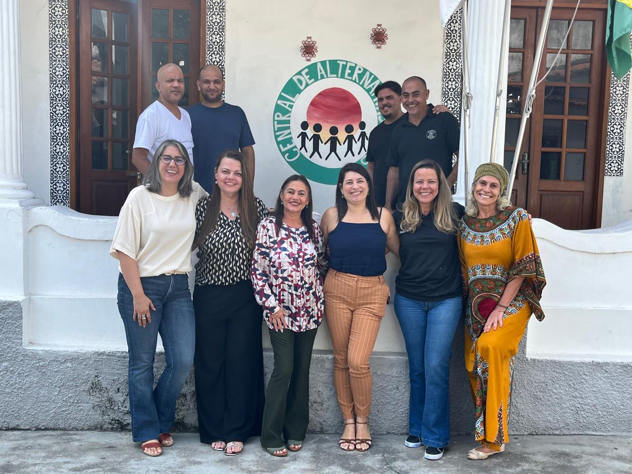 Foto posada com grupo de pessoas