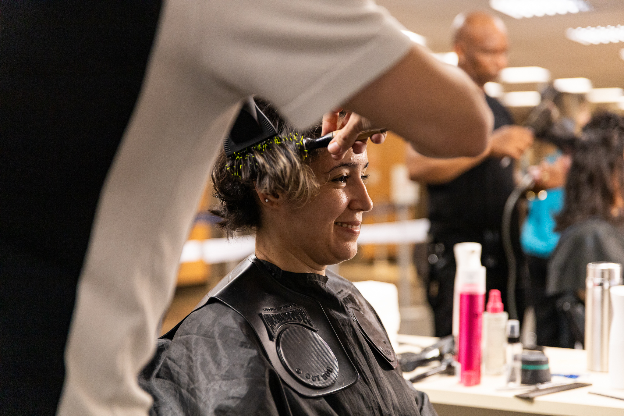 Claudenice Soares Barreto foi uma das primeiras a participarem da campanha “Outubro Rosa” com doações de cabelos após corte do cabeleireiro no posto de coleta.