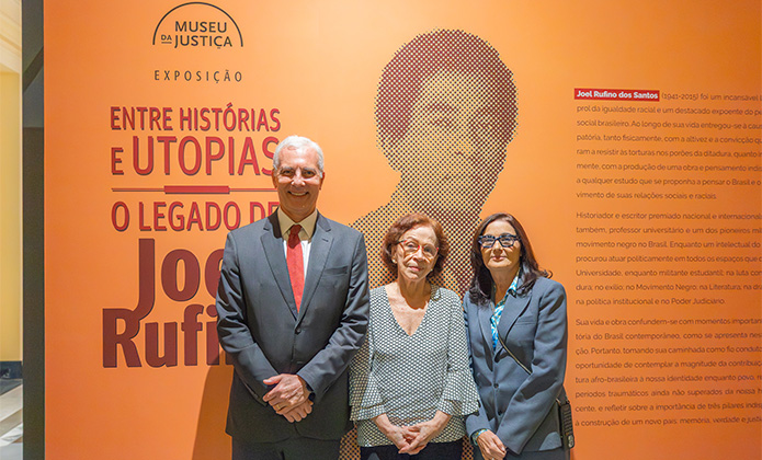 Da esquerda para direita: desembargador Wagner Cinelli; esposa de Joel, Teresa Garbayo dos Santos; e desembargadora Patrícia Serra