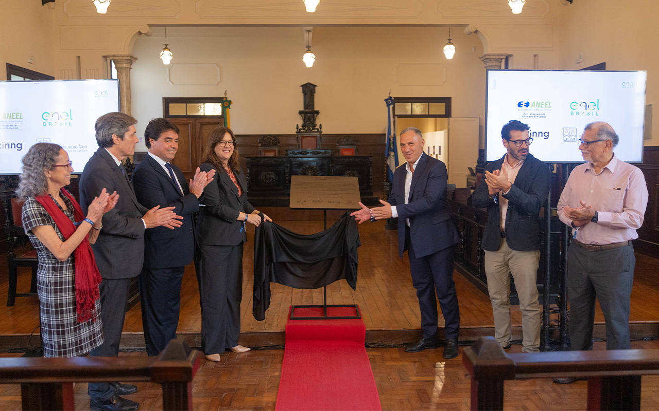Da esquerda para direita: presidente do Conselho de Consumidores da Enel Rio, Marta Menezes; secretário-Geral de Logística, Bruno Coelho da Silva; secretário-Geral de Sustentabilidade e Responsabilidade Social, Carlos Eduardo Menezes da Costa; juíza auxiliar da presidência, &nbsp;Paula Feteira Soares; presidente da ENEL Rio, Franscesco Moliterni; responsável pelo setor de sustentabilidade da ENEL Rio, Leonardo Soares; responsável técnico da ZINNG, &nbsp;Pedro Paulo