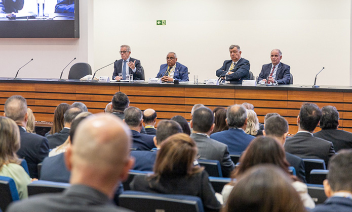 Imagem da mesa de abertura. Da esquerda para direita: ministro do STJ Antonio Saldanha Palheiro; presidente do Colégio de Corregedoras e Corregedoras-Gerais da Justiça do Brasil (CCOGE) e corregedor-geral da Justiça de Rondônia, desembargador Gilberto Barbosa dos Santos; corregedor-geral da Justiça do Rio de Janeiro, desembargador Cláudio Brandão de Oliveira; e desembargador Marcus Henrique Pinto Basílio