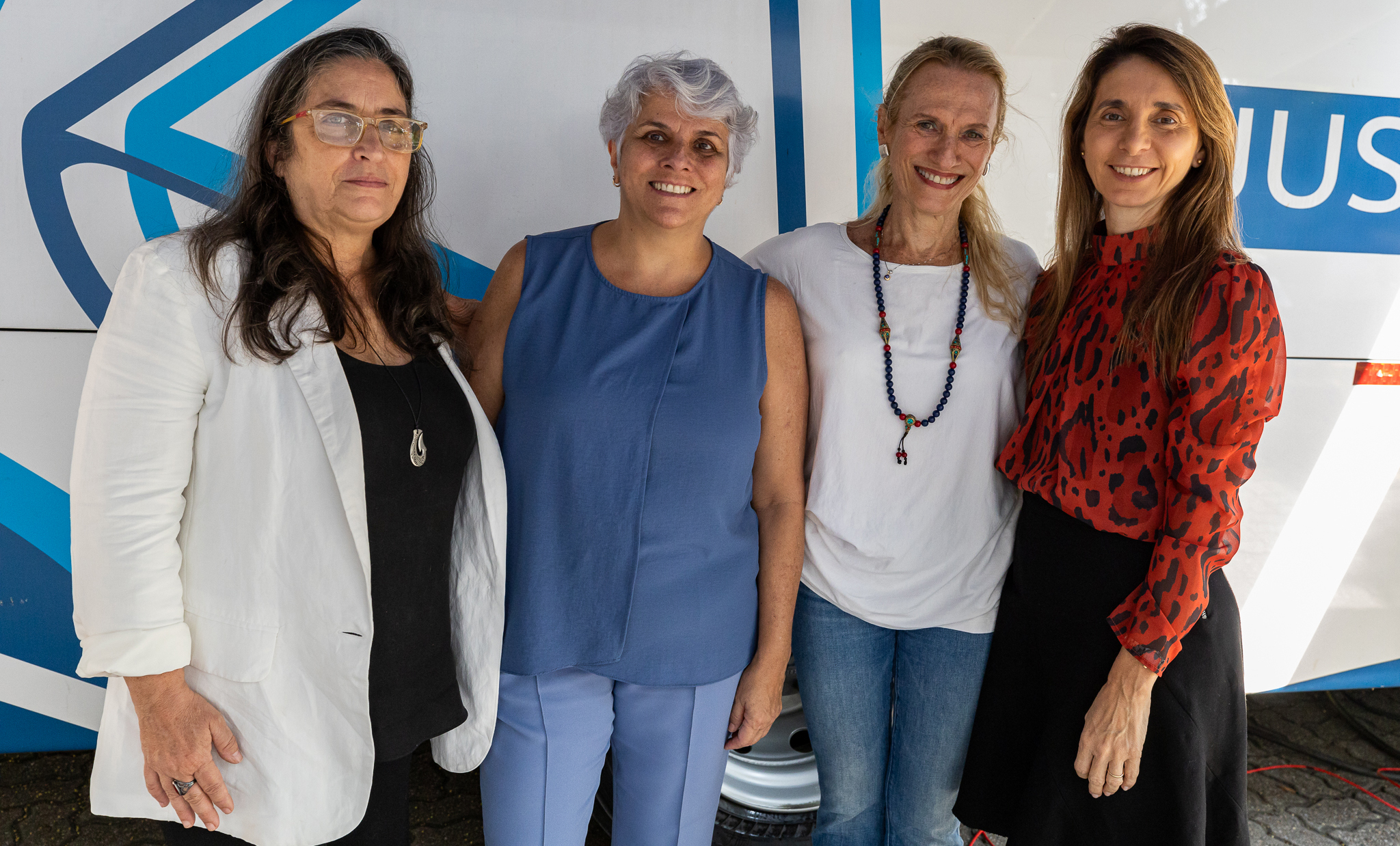 As juízas Claudia Motta e Lysia Mesquita posam com a desembargadora Cristina Tereza Gaulia e juíza Andrea Barroso na comemoração