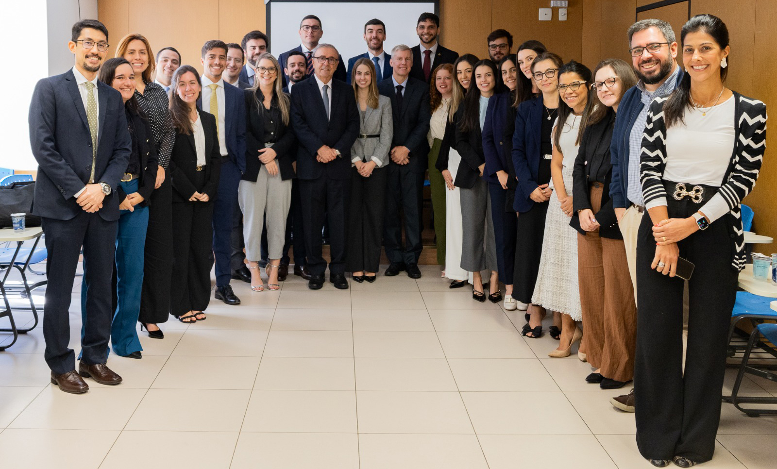 O juiz José Guilherme Vasi Werner, juiz auxiliar do 38º Curso de Formação da Emerj, com os juízes aprovados no XLIX Concurso para Ingresso na Magistratura de Carreira do Estado do Rio de Janeiro e a equipe da Assessoria Especial de Imprensa do TJRJ.