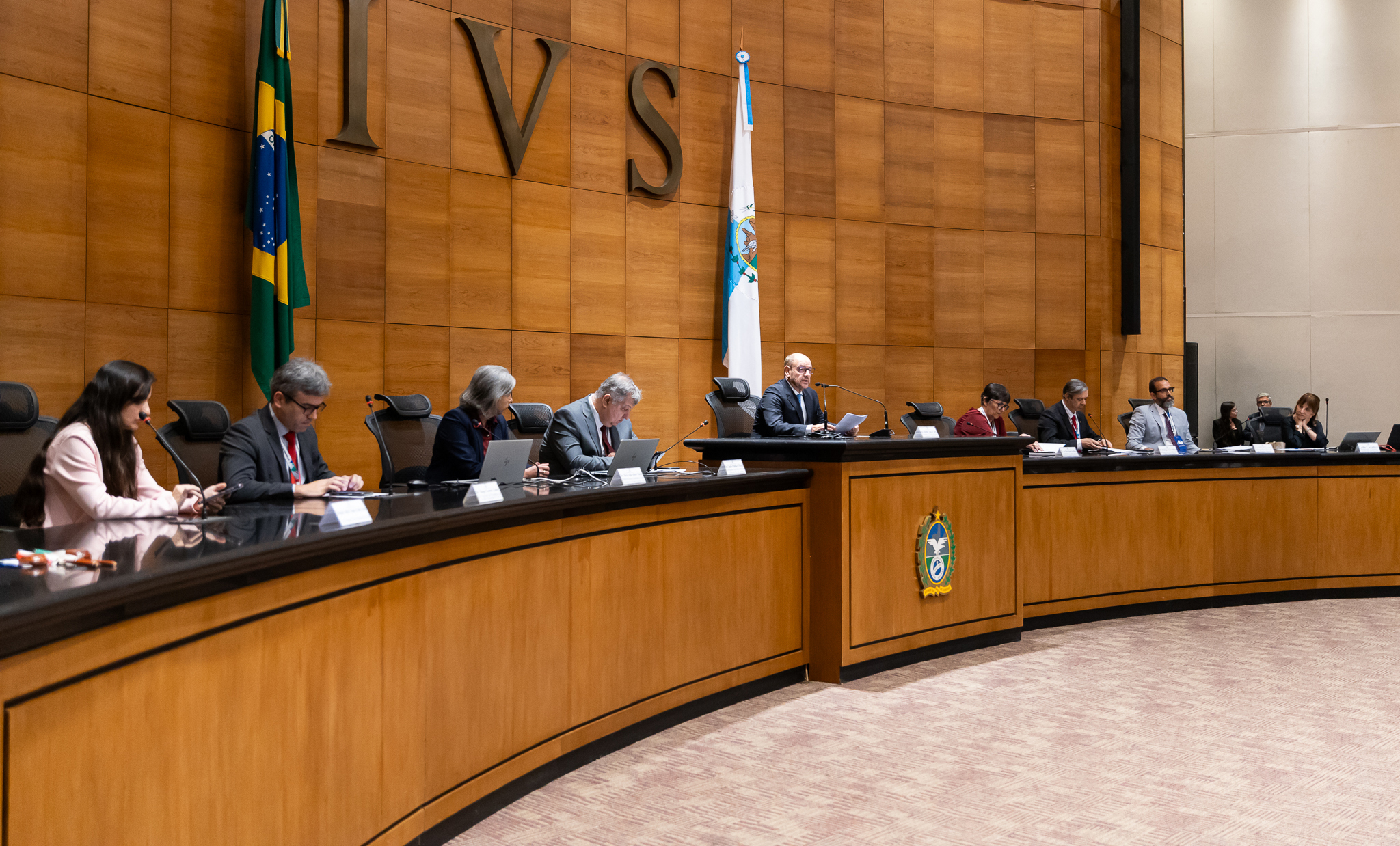 Foto do Tribunal Pleno do TJRJ. O presidente do TJRJ e governador em exercício do Rio de Janeiro, Ricardo Couto de Castro (no assento elevado), discursa durante a cerimônia de abertura da 27ª reunião da CAC