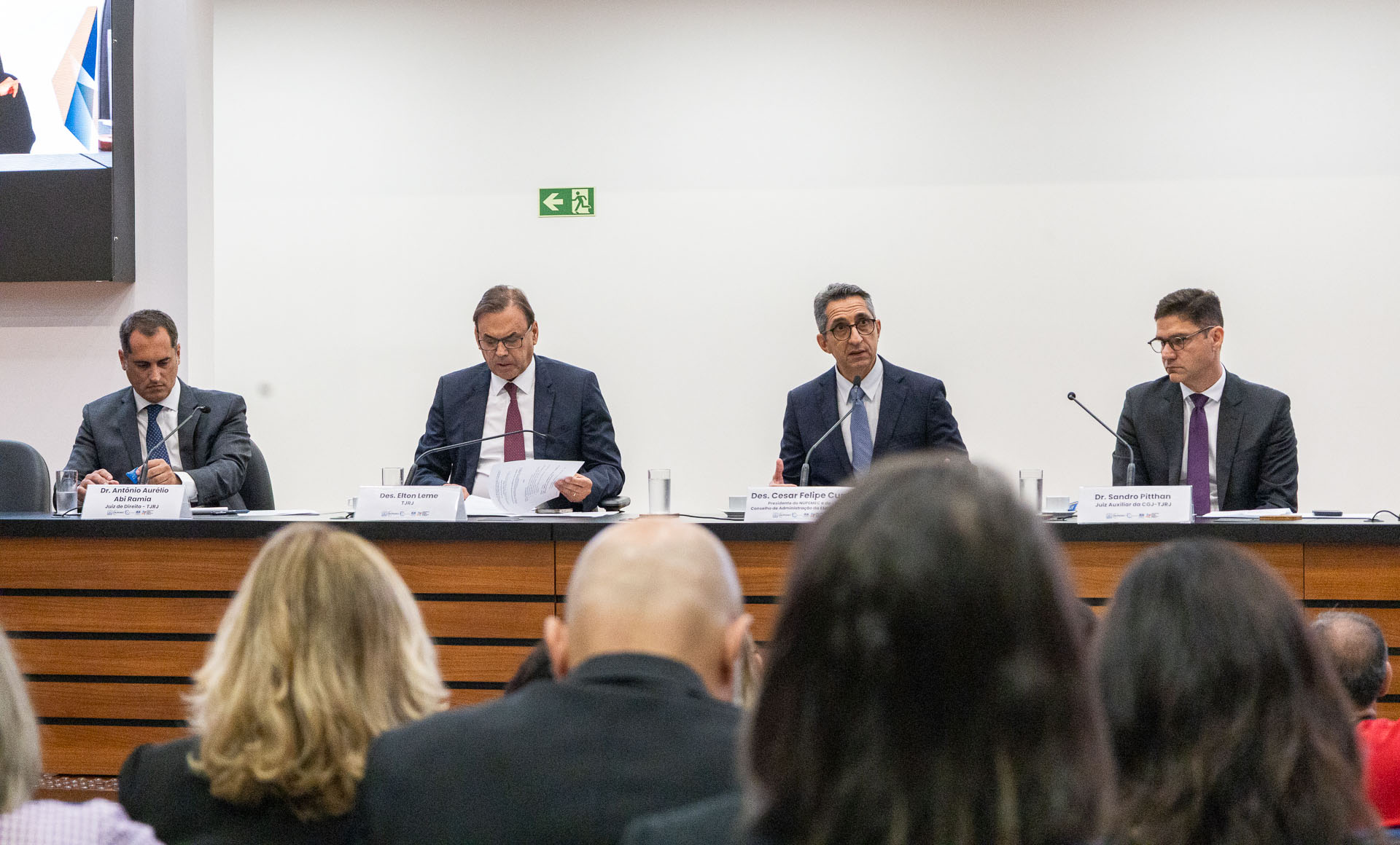 Imagem da mesa de evento com os participantes 