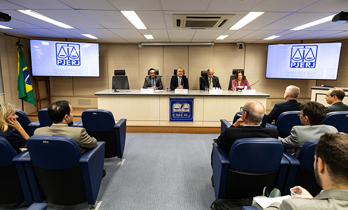 O presidente do TJRJ, desembargador Ricardo Rodrigues Cardozo, deu as boas-vindas aos juízes participantes do curso ao lado do presidente da Emerj, desembargador Marco Aurélio Bezerra de Melo (E); do corregedor-geral da Justiça, desembargador desembargador Marcus Henrique Pinto Basílio; e da presidente da Comissão Judiciária de Articulação dos Juizados Especiais (Cojes), desembargadora Maria Helena Pinto Machado