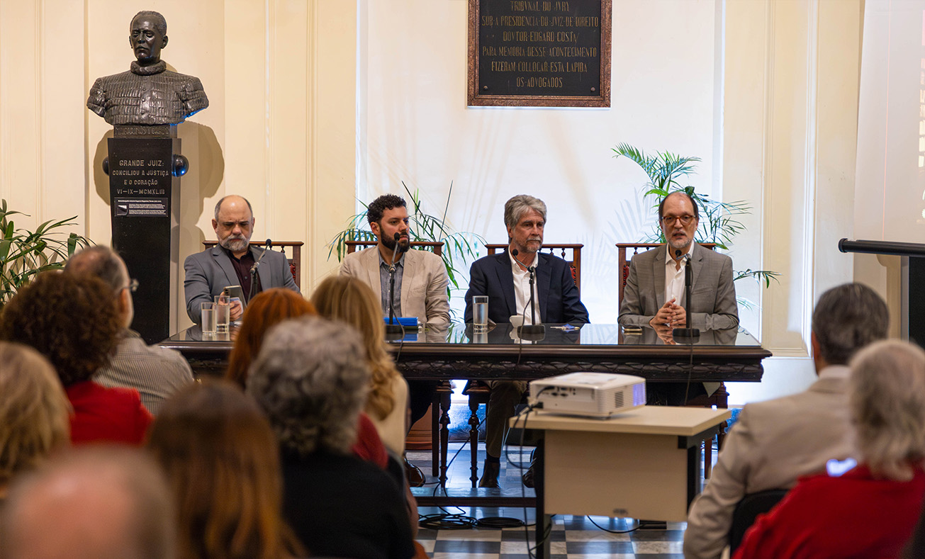 Da esquerda para direita: Paulo Rezutti, escritor e historiador; Carlos Lima Junior, pesquisador; Dom João de Orleans e Bragança, bisneto da Princesa Isabel; Paulo Knauss, doutor em História pela UFF
