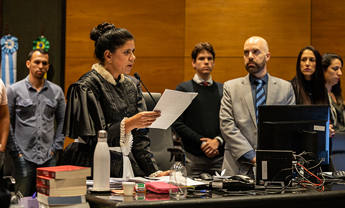 A juíza titular do 4º Tribunal do Júri da Capital Lúcia Glioche e o juiz Gustavo Kalil durante a leitura da sentença 